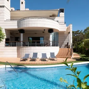 https://beachside-villa-in-puerto-marina-benalmadena.es-andalucia.com